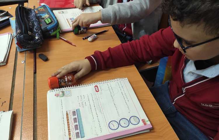 ریاضی اندازه گیری کتاب با تراش و اندازه‌گیری میز با مداد 6