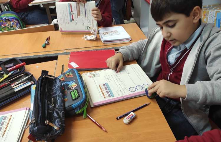 ریاضی اندازه گیری کتاب با تراش و اندازه‌گیری میز با مداد 7