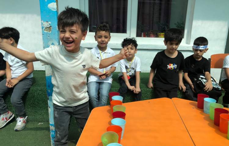 ریاضی : بازی تمرکزی با توپ و لیوان