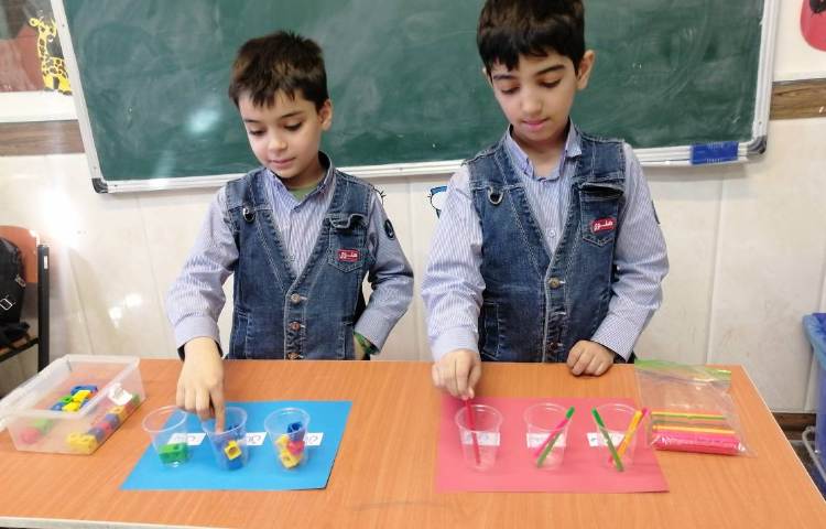 ریاضی : بازی ساخت اعداد سه رقمی با چینه و چوب خط 1