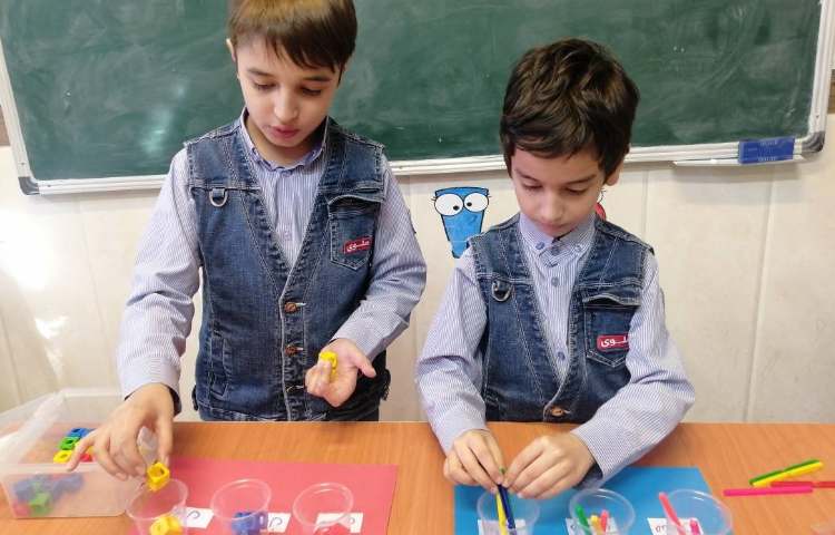 ریاضی : بازی ساخت اعداد سه رقمی با چینه و چوب خط 3