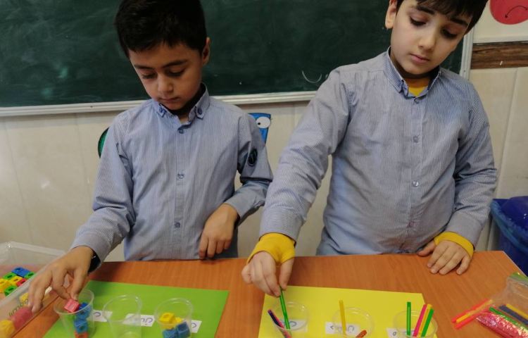 ریاضی : بازی ساخت اعداد سه رقمی با چینه و چوب خط 4