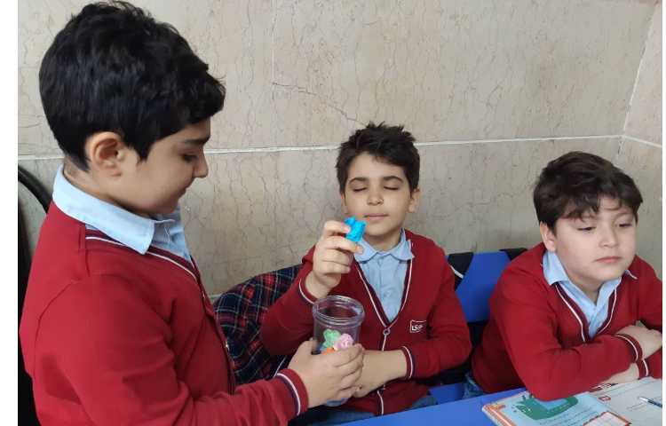 ریاضی: تدریس آمار و احتمال همراه بازی 3