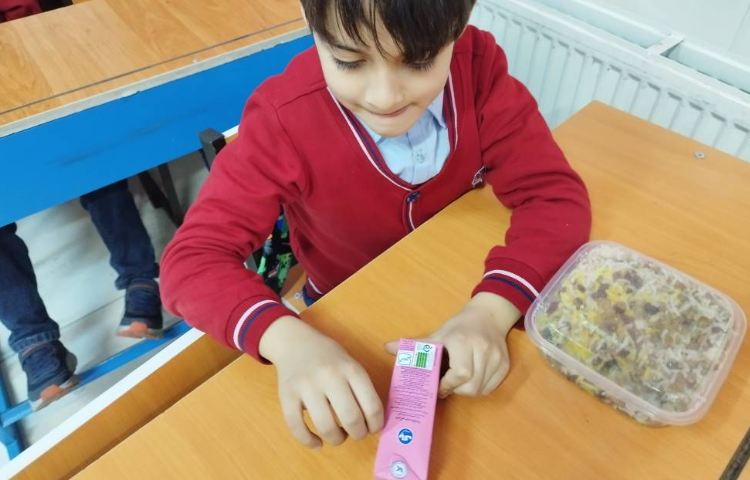 ریاضی تم 18 آموزش اهمیت و توجه به علامت استاندارد،سیب سلامت ،تاریخ تولید و تاریخ انقضا 2