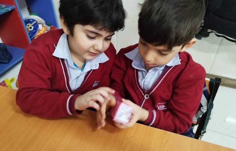 ریاضی تم 18 آموزش اهمیت و توجه به علامت استاندارد،سیب سلامت ،تاریخ تولید و تاریخ انقضا 4