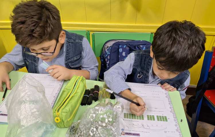 ریاضی: جمع و تفریق اعداد به کمک نی های ده تایی و یکی ساخته شده توسط دانش آموزان