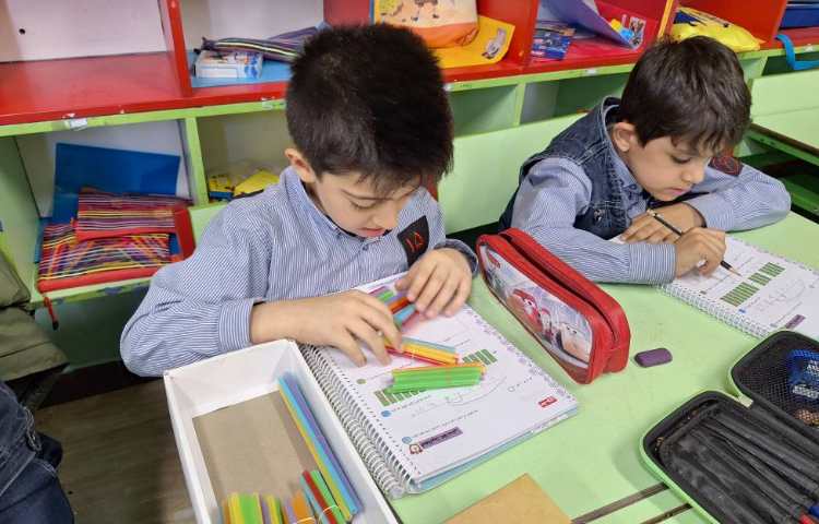 ریاضی: جمع و تفریق اعداد به کمک نی های ده تایی و یکی ساخته شده توسط دانش آموزان 3