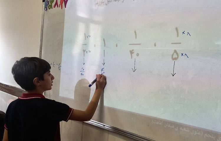 ریاضی -حل تمرین‌های ضرب کسرها توسط دانش‌آموزان 4