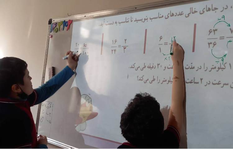 ریاضی- حل تمرین‌های مبحث تناسب توسط دانش‌آموزان 3