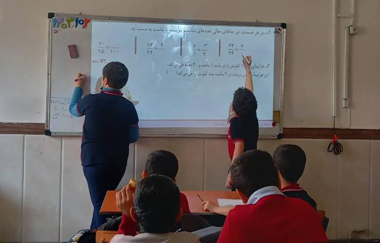 ریاضی- حل تمرین‌های مبحث تناسب توسط دانش‌آموزان 4