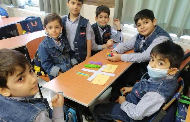 ریاضی : دست ورزی و ساخت اعداد دورقمی با نی و جدول ارزش مکانی 2