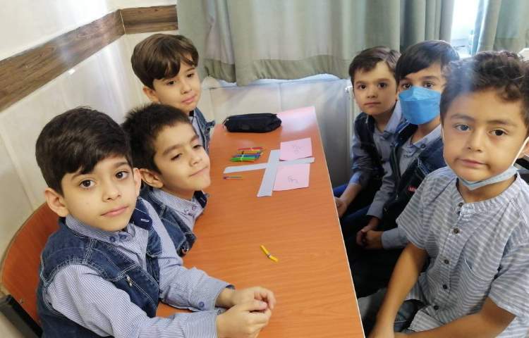 ریاضی : دست ورزی و ساخت اعداد دورقمی با نی و جدول ارزش مکانی 3