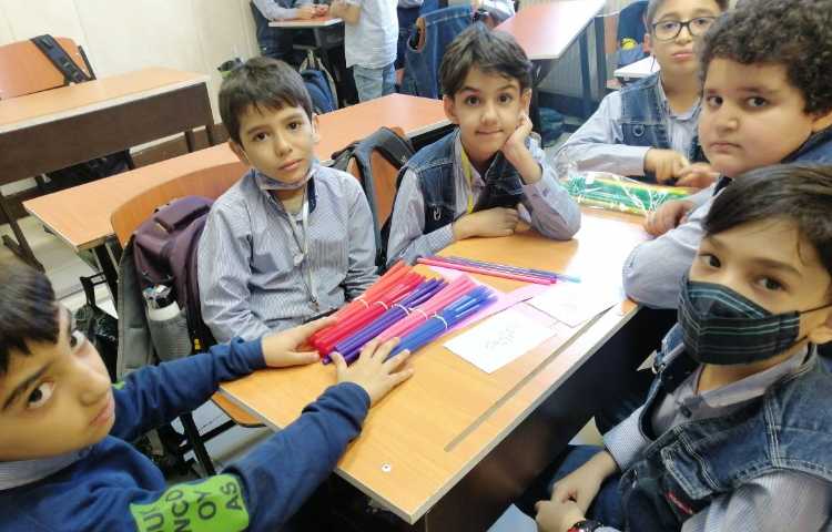 ریاضی : دست ورزی و ساخت اعداد دورقمی با نی و جدول ارزش مکانی