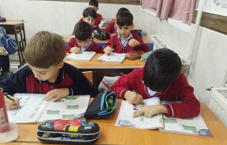 ریاضی عزیزای دل در حال انجام تکالیف 1