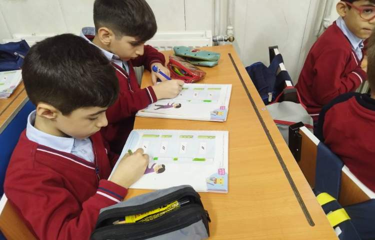 ریاضی عزیزای دل در حال انجام تکالیف 2