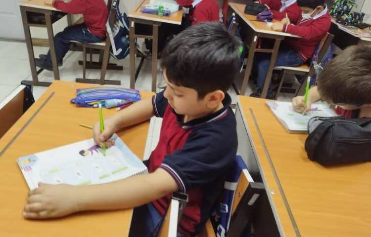 ریاضی عزیزای دل در حال انجام تکالیف 3