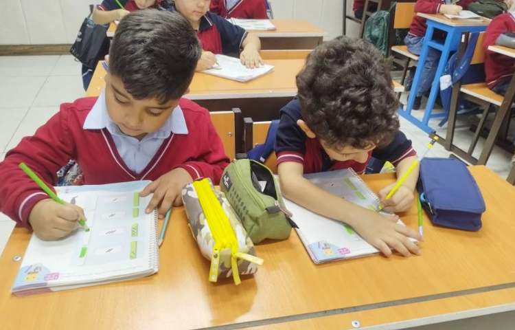 ریاضی عزیزای دل در حال انجام تکالیف 4