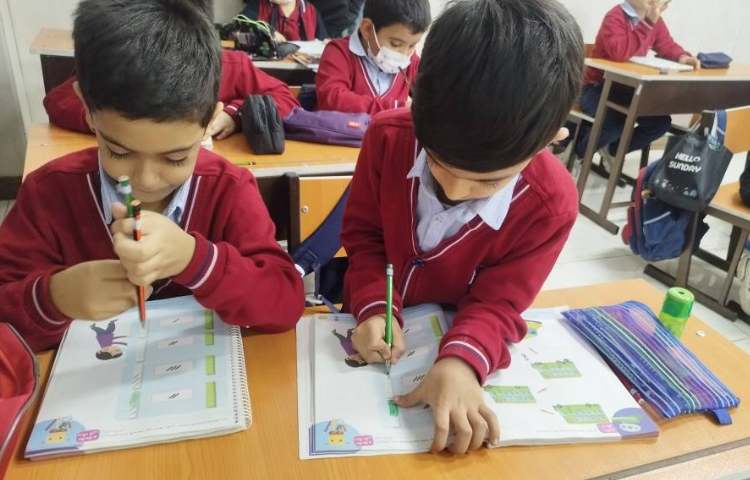 ریاضی عزیزای دل در حال انجام تکالیف