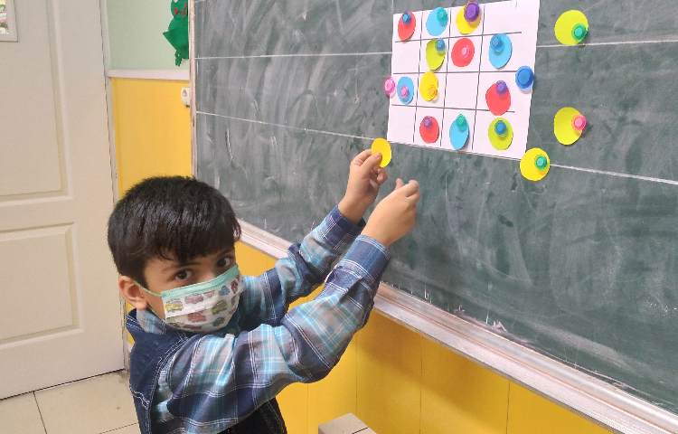 :ریاضی، فعالیت های کتاب و حل جدول شگفت انگیز