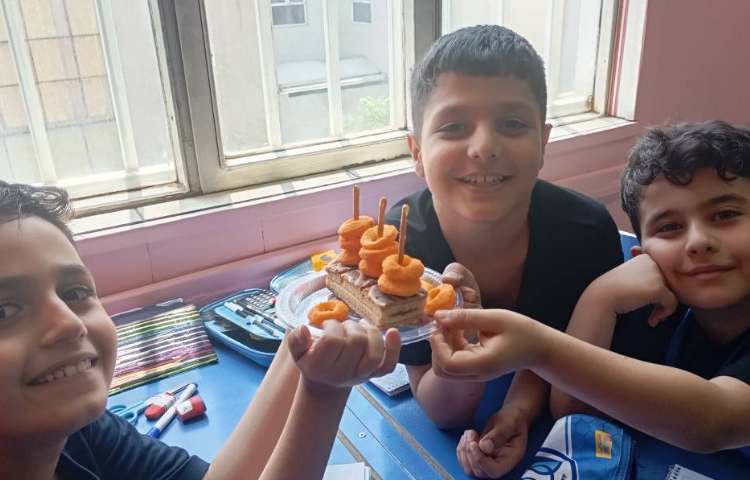 ریاضی مبحث جمع و تفریق تکنیکی به روش ساخت جدول ارزش مکانی خوراکی