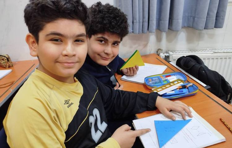 ریاضی - مشاهده‌ی یکی بودن خط تقارن و نیمساز زاویه در مربع 6