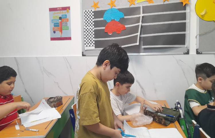 ریاضی مفهوم تقسیم با دست ورزی 3