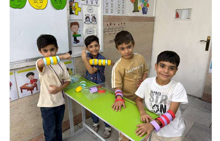 ریاضی موضوع : الگو سازی با دستبند رنگی 7