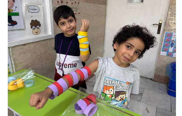 ریاضی موضوع : الگو سازی با دستبند رنگی 8