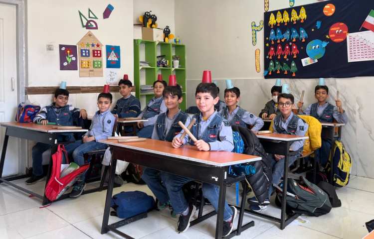 ریتم وگیم-کار با کاپ و چوبک جهت تقویت هماهنگی گروهی،چشم و دست و عصب عضله انجام شد. 1