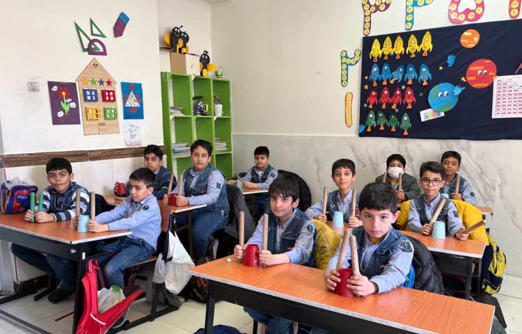 ریتم وگیم-کار با کاپ و چوبک جهت تقویت هماهنگی گروهی،چشم و دست و عصب عضله انجام شد. 2