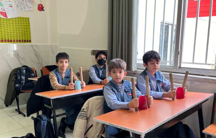 ریتم وگیم-کار با کاپ و چوبک جهت تقویت هماهنگی گروهی،چشم و دست و عصب عضله انجام شد.