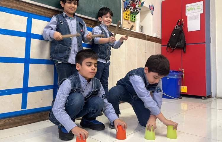 ریتم وگیم -تقویت خلاقیت و ساخت ریتم توسط بچه ها با استفاده از چوبک و کاپ انجام شد. 1