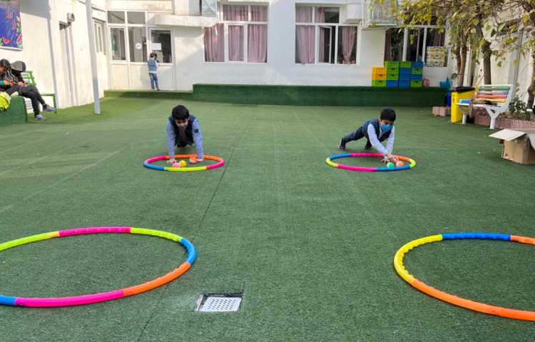 ریتم وگیم -کار با حلقه و توپ جهت تقویت عصب عضله و تعادل انجام شد 1