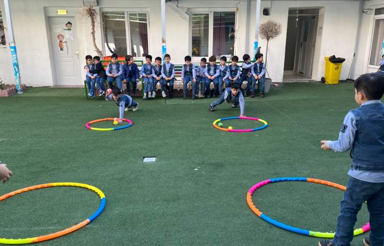 ریتم وگیم - کار با حلقه و توپ جهت تقویت عصب عضله و تعادل انجام شد 4