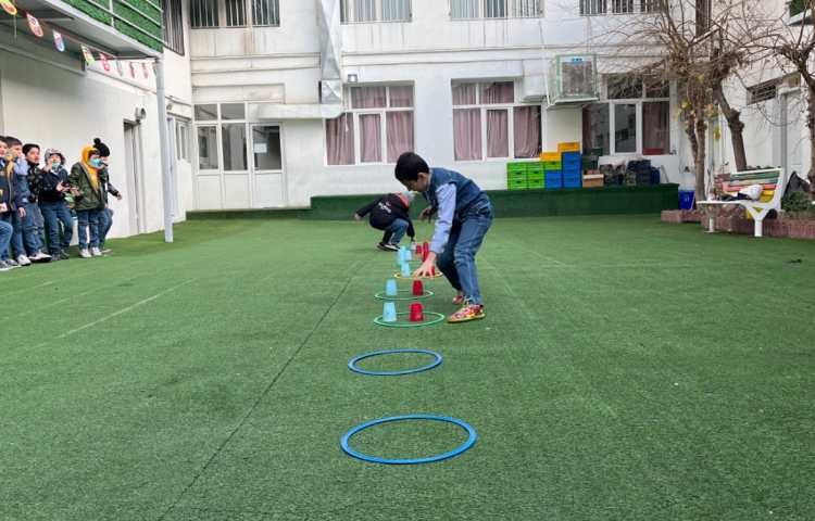 ریتم وگیم -کار با حلقه و کاپ جهت تقویت هماهنگی عصب عضله/جابکی/تقویت دو نیم کره مغز انجام شد