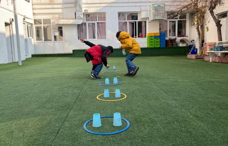 ریتم وگیم -کار با حلقه و کاپ جهت تقویت هماهنگی عصب عضله/چابکی/تقویت دو نیم کره مغز انجام شد