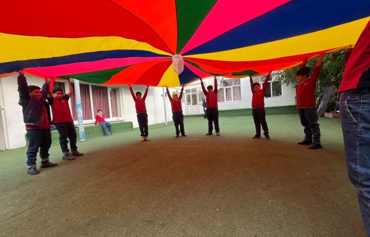 ریتم وگیم- کار با پاراشوت جهت هماهنگی گروهی،عصب عضله و چشم و دست انجام شد. 5