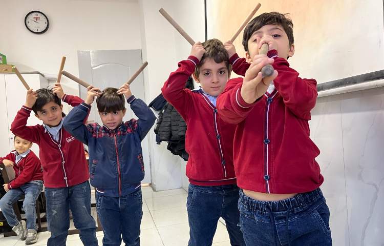 ریتم وگیم - کار با چوبک جهت هماهنگی گروهی،درک ریتم،هماهنگی چشم و دست و هماهنگی دو نیم کره انجام شد 2