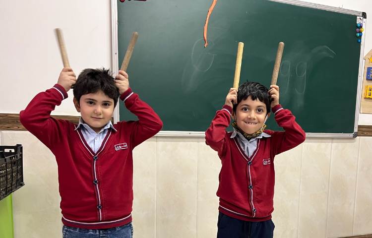 ریتم وگیم - کار با چوبک جهت هماهنگی گروهی،درک ریتم،هماهنگی چشم و دست و هماهنگی دو نیم کره انجام شد