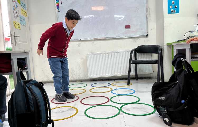 ریتم و گیم-بازی جهت تقویت هماهنگی چشم و پا،مغز ورزی،تقویت حافظه دیداری و همدلی و هماهنگی 1