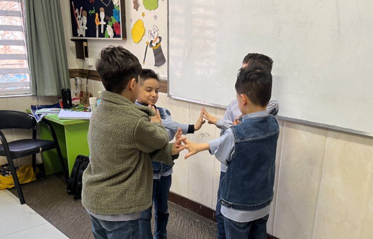 ریتم و گیم-بازی های ریتمیک ساخته شده توسط بچه ها(با هدفمندی های مختلف) بصورت گروهی انجام شد. 1