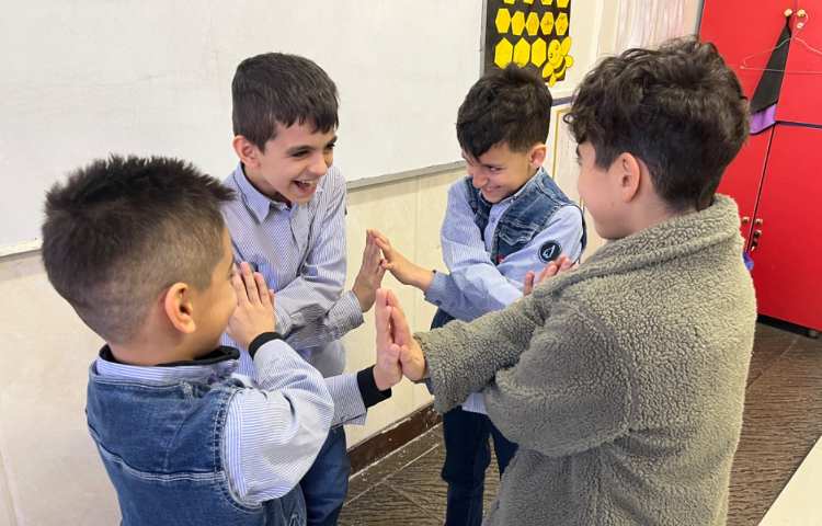 ریتم و گیم-بازی های ریتمیک ساخته شده توسط بچه ها(با هدفمندی های مختلف) بصورت گروهی انجام شد. 2