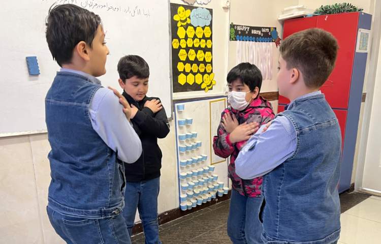 ریتم و گیم-بازی های ریتمیک ساخته شده توسط بچه ها(با هدفمندی های مختلف) بصورت گروهی انجام شد.