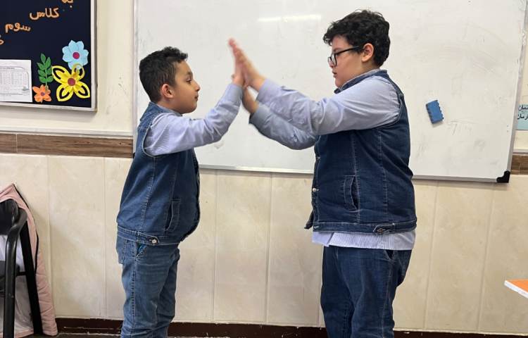 ریتم و گیم-تقویت خلاقیت و ساخت ریتم توسط بچه ها با استفاده از چوبک و کاپ انجام شد. 1