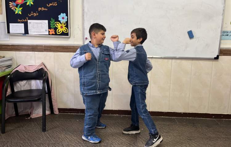 ریتم و گیم-تقویت خلاقیت و ساخت ریتم توسط بچه ها با استفاده از چوبک و کاپ انجام شد. 2