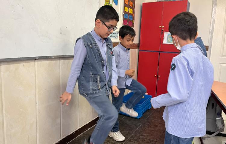 ریتم و گیم-تقویت خلاقیت و ساخت ریتم توسط بچه ها با استفاده از چوبک و کاپ انجام شد. 3