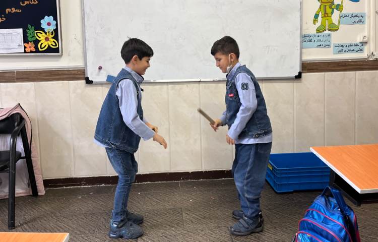 ریتم و گیم-تقویت خلاقیت و ساخت ریتم توسط بچه ها با استفاده از چوبک و کاپ انجام شد. 4