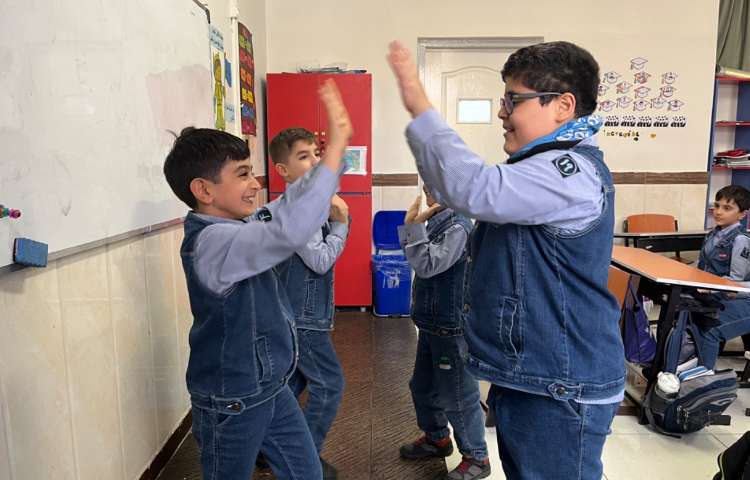 ریتم و گیم-تقویت خلاقیت و ساخت ریتم توسط بچه ها با استفاده از چوبک و کاپ انجام شد.