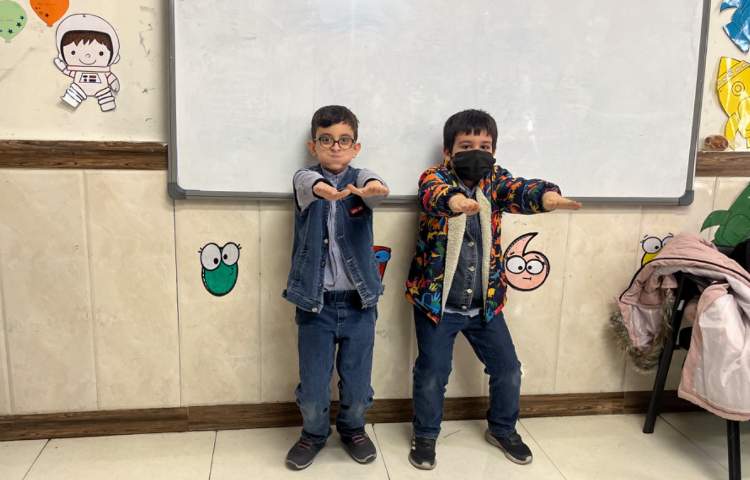 ریتم و گیم-تقویت خلاقیت و ساخت ریتم توسط بچه ها با استفاده از چوبک و کاپ انجام شد.