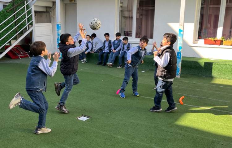 ریتم و گیم-کار با توپ جهت تقویت تعادل، توجه و تمرکز ،هماهنگی عصب عضله انجام شد.